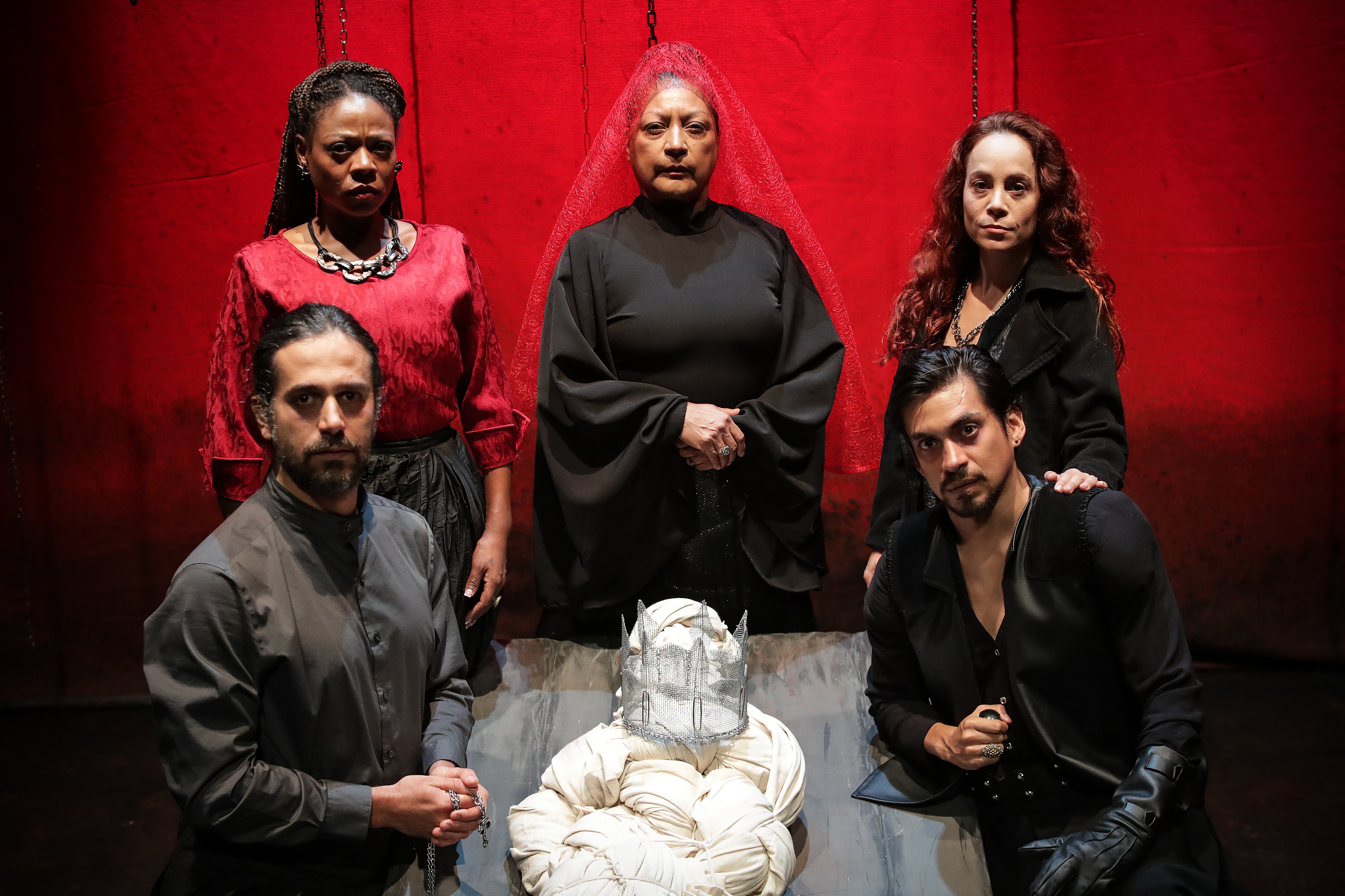 Sesión de fotos de la obra "Ricardo III: el sueño del jabalí", que va desde el 1 de junio del 2024 en el Teatro Británico. Elenco: Emanuel Soriano, Vera Castaño, Irene Eyzaguirre, Anaí Padilla y Sebastián Rubio.