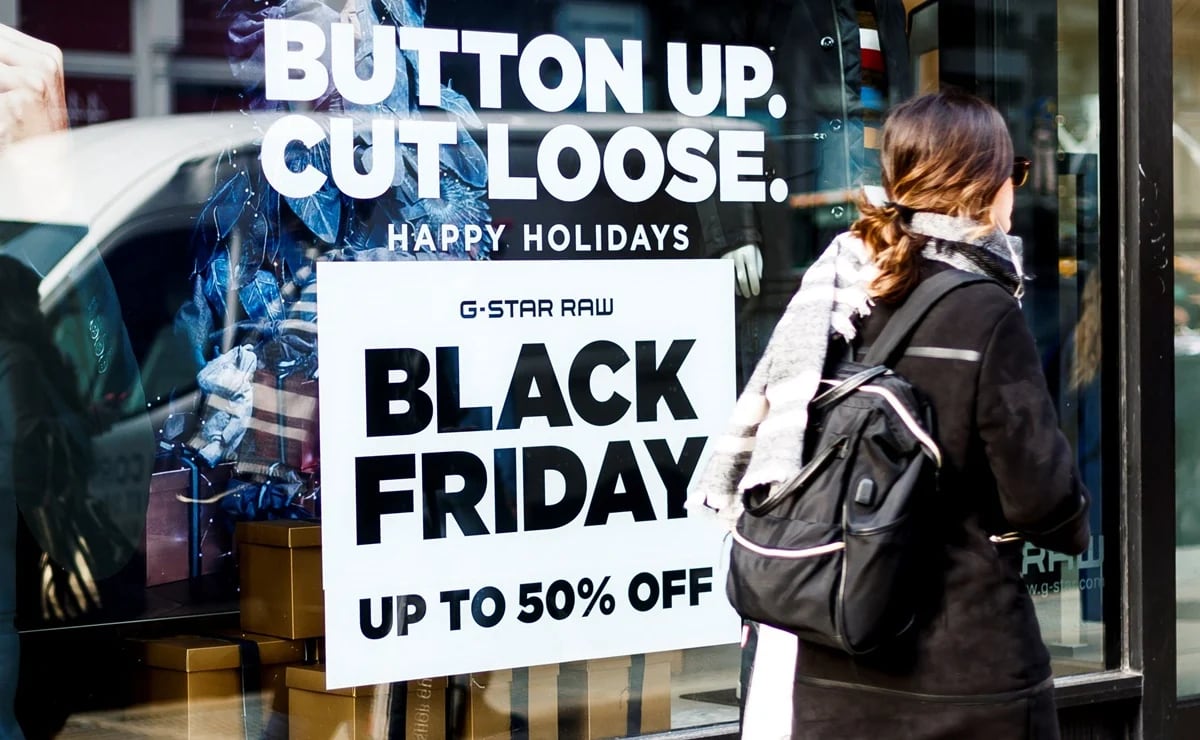 Durante el Black Friday, las tiendas físicas y virtuales ofrecen al público ofertas y promociones especiales, y la gente aprovecha para realizar sus compras para la Navidad (Foto: Getty Images)