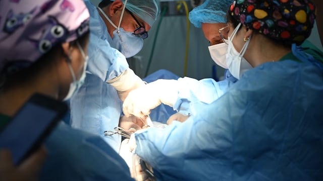 INSN de Breña: médicos extraen a una adolescente una bola de cabellos que obstruía su estómago