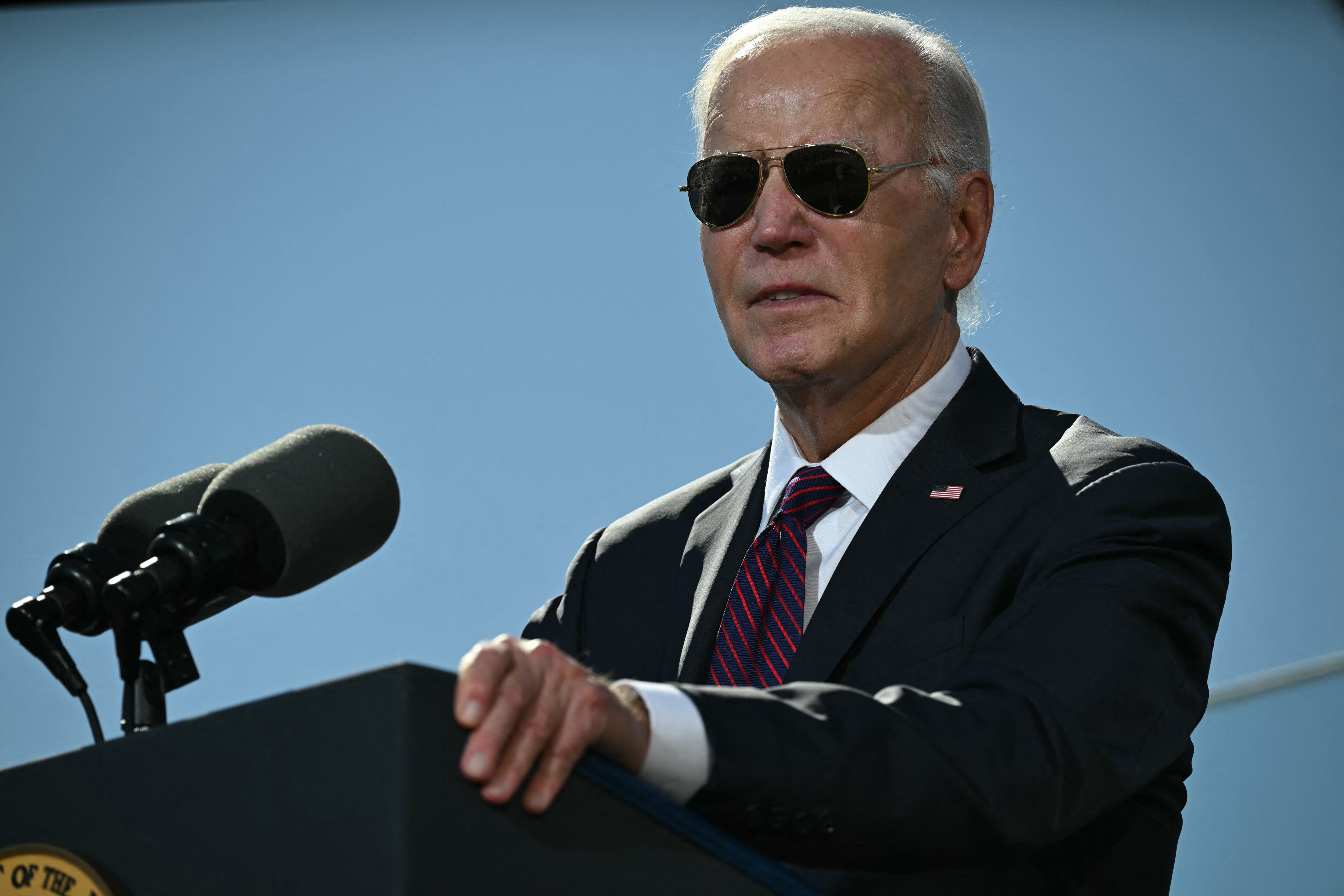 El presidente de Estados Unidos, Joe Biden, habla en la escuela Gila River Crossing, en la comunidad indígena de Gila River, en Laveen Village, cerca de Phoenix, Arizona, el 25 de octubre de 2024. (Foto de ANDREW CABALLERO-REYNOLDS / AFP)