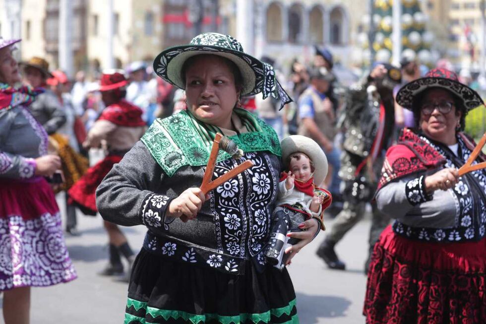 Un pasacalle con bailes típicos abarcó diversas calles de Lima este miércoles 25 de diciembre. Fotos: Alessandro Currarino / @photo.gec