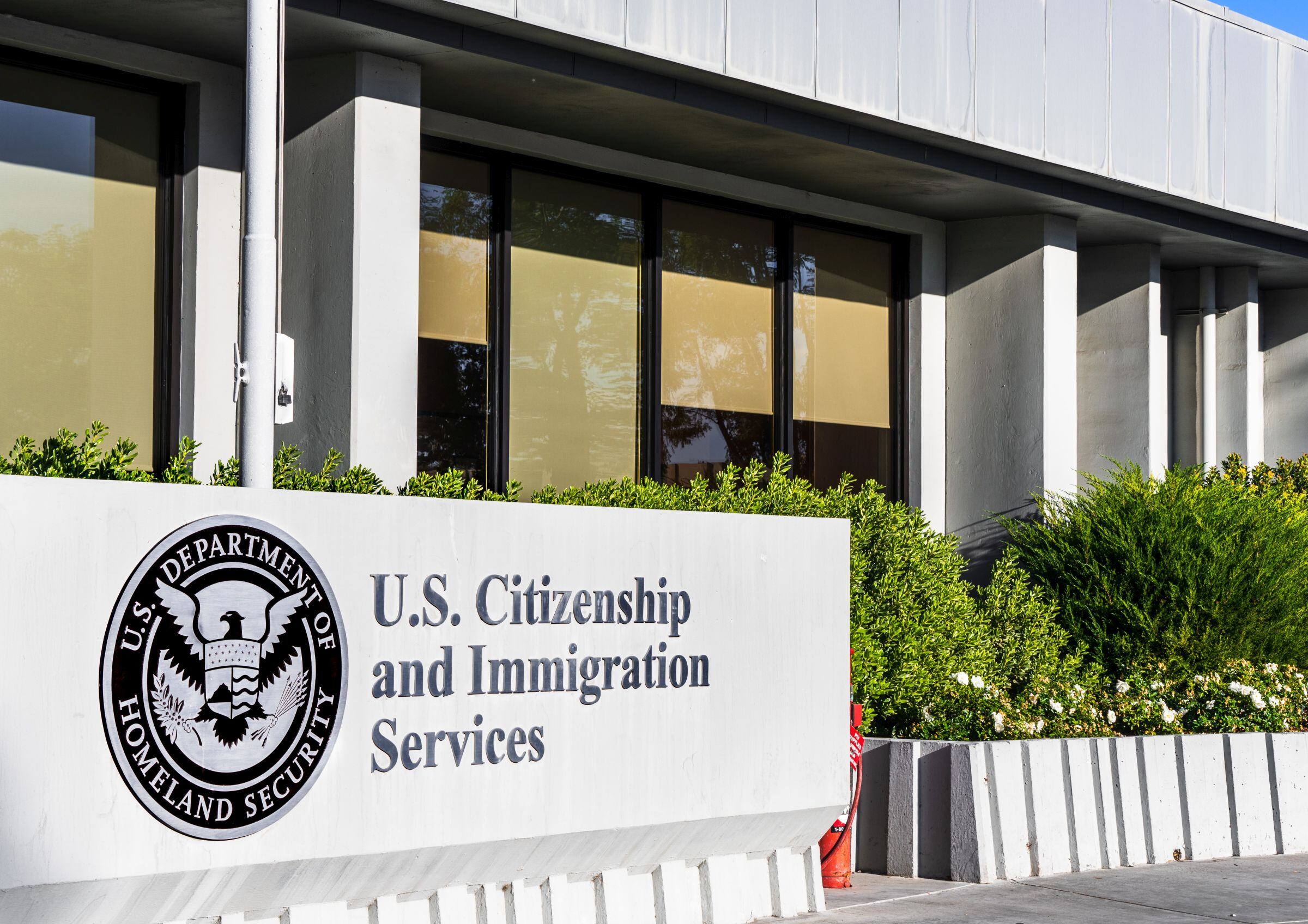 El Servicio de Ciudadanía e Inmigración de EE.UU. (USCIS) es responsable de evaluar y aprobar los trámites de inmigración, como visas y permisos de trabajo. (Foto: Sundry Photography / iStock)