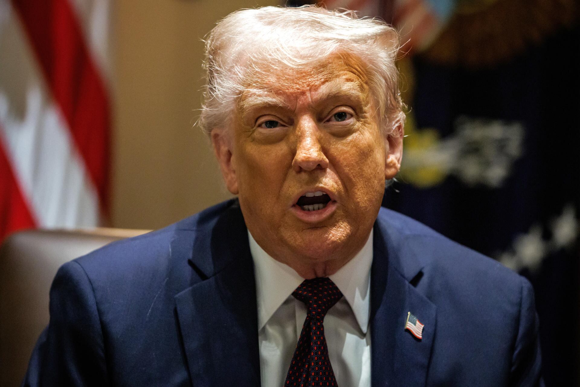 El presidente de Estados Unidos, Donald Trump, se reúne con su gabinete en la Casa Blanca este lunes en Washington (EE.UU.). EFE/EPA/Samuel Corum
