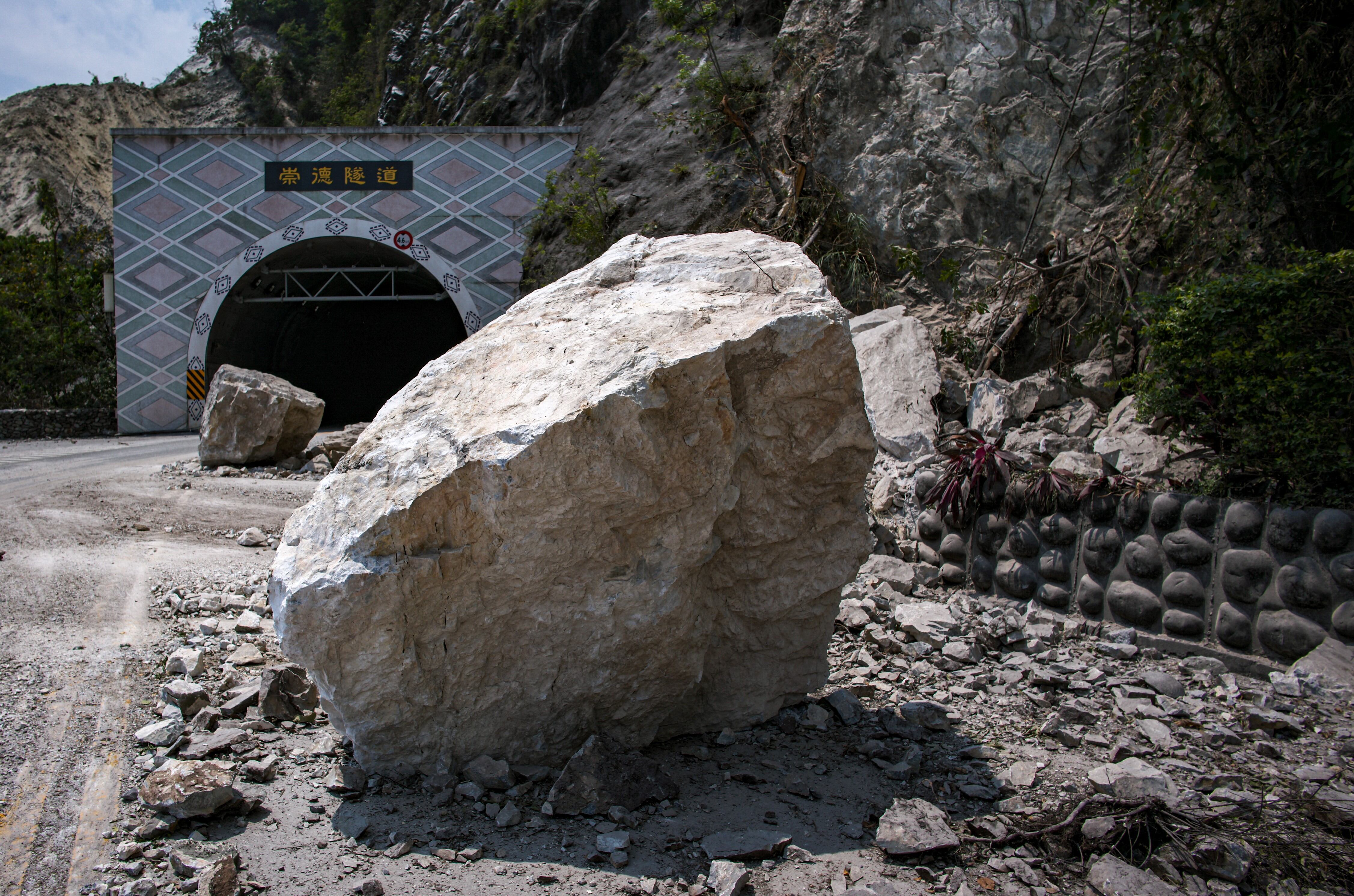 Rocas frente al túnel Chongte después del terremoto en Hualien, Taiwán, el 4 de abril de 2024. (Foto de Sam Yeh / AFP).