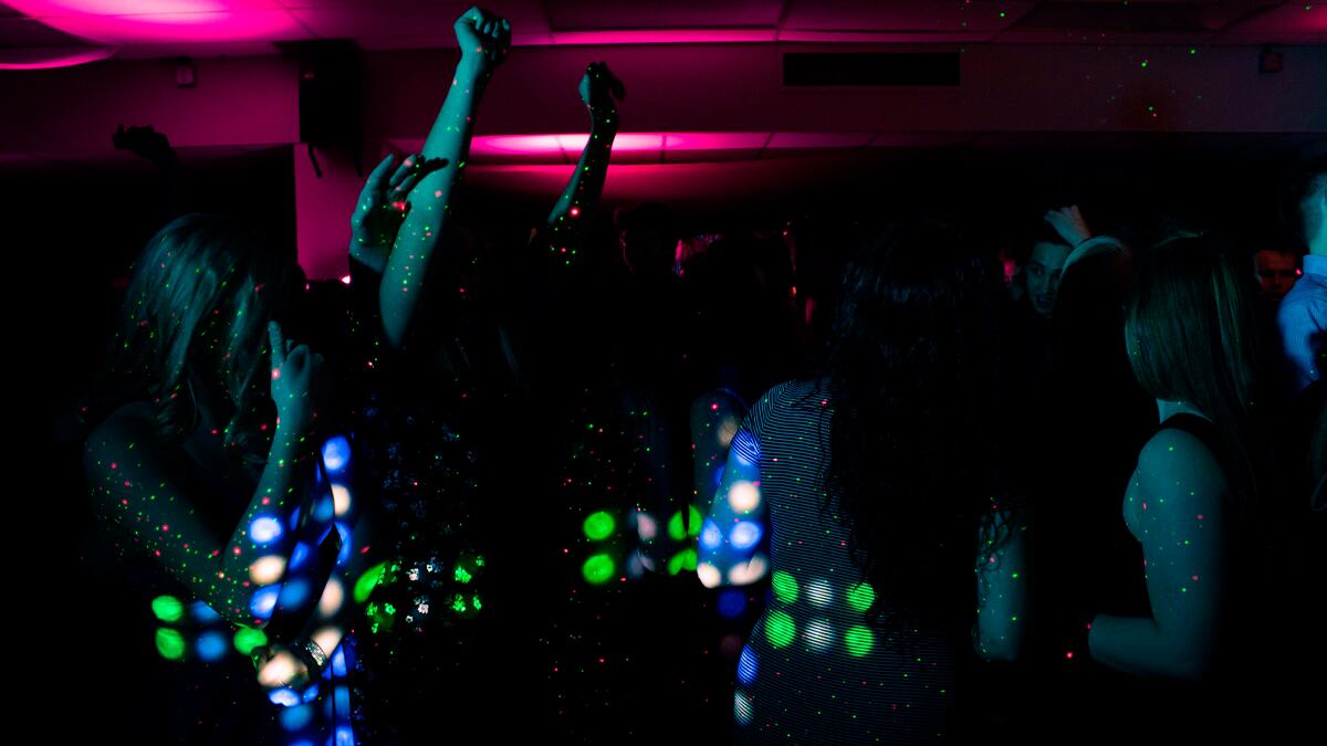 ¿Desde qué hora están suspendidos las fiestas, eventos y espectáculos en SMP, SJL y Sullana por el estado de emergencia? | Foto: Pexels