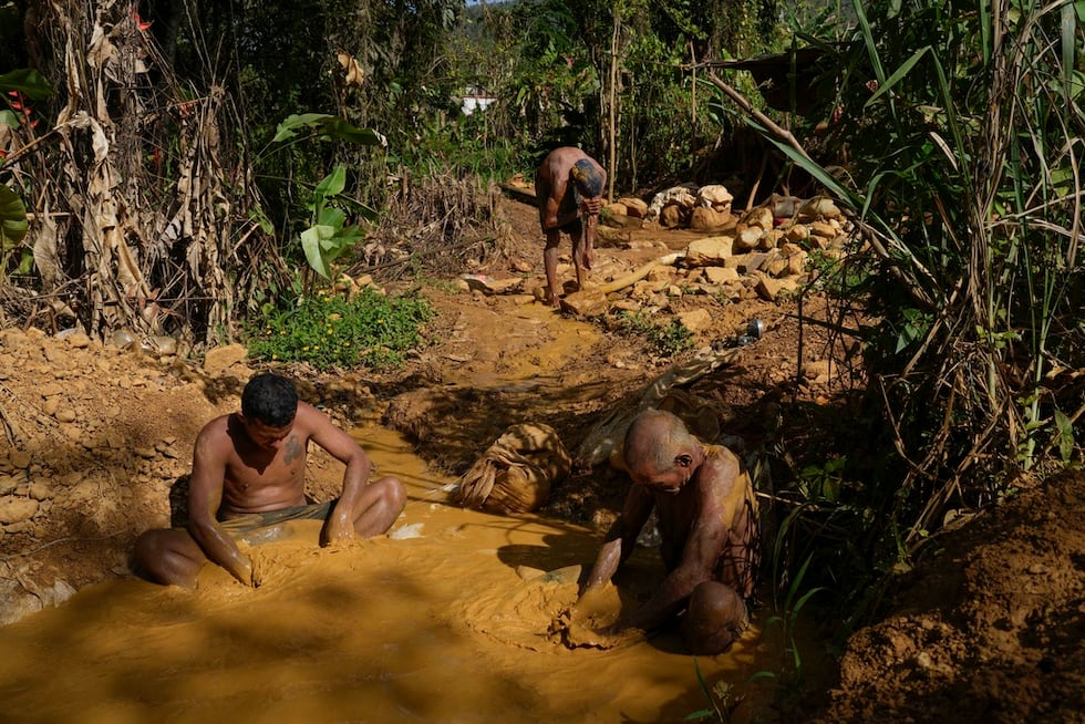 Mineros buscan oro en una mina en El Callao, estado de Bolívar, Venezuela. Foto: AP/Matíaas Delacroix