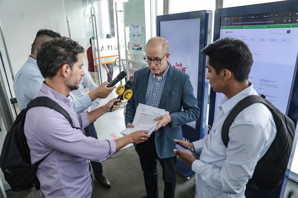 Juan Pablo León, jefe de la campaña #Notepases y editor de la sección Nacional, y José Cayetano, periodista de Nacional, se reunieron con el superintendente Abel Alvarado Huertas en la sede de la Sutran. Fotos: Joel Alonzo/GEC