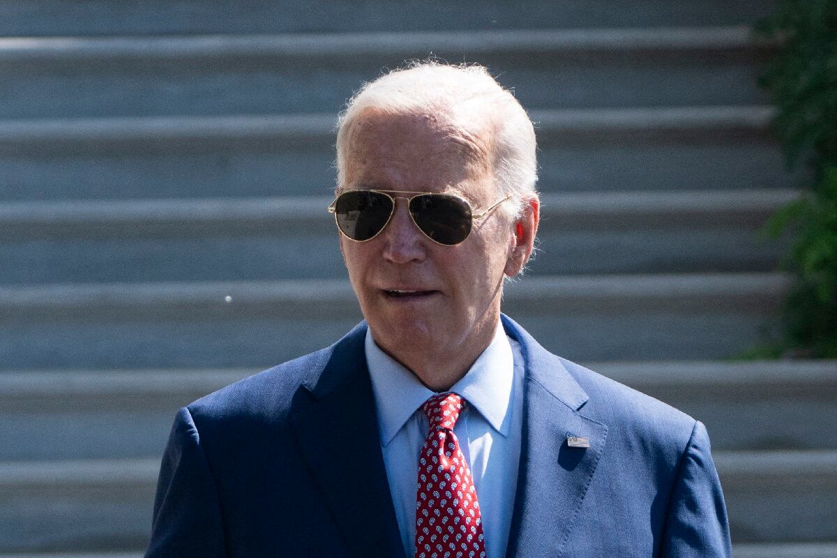 El presidente de Estados Unidos, Joe Biden, saluda al salir del jardín sur de la Casa Blanca en Washington, DC, el 2 de agosto de 2024 (Foto de ROBERTO SCHMIDT / AFP)