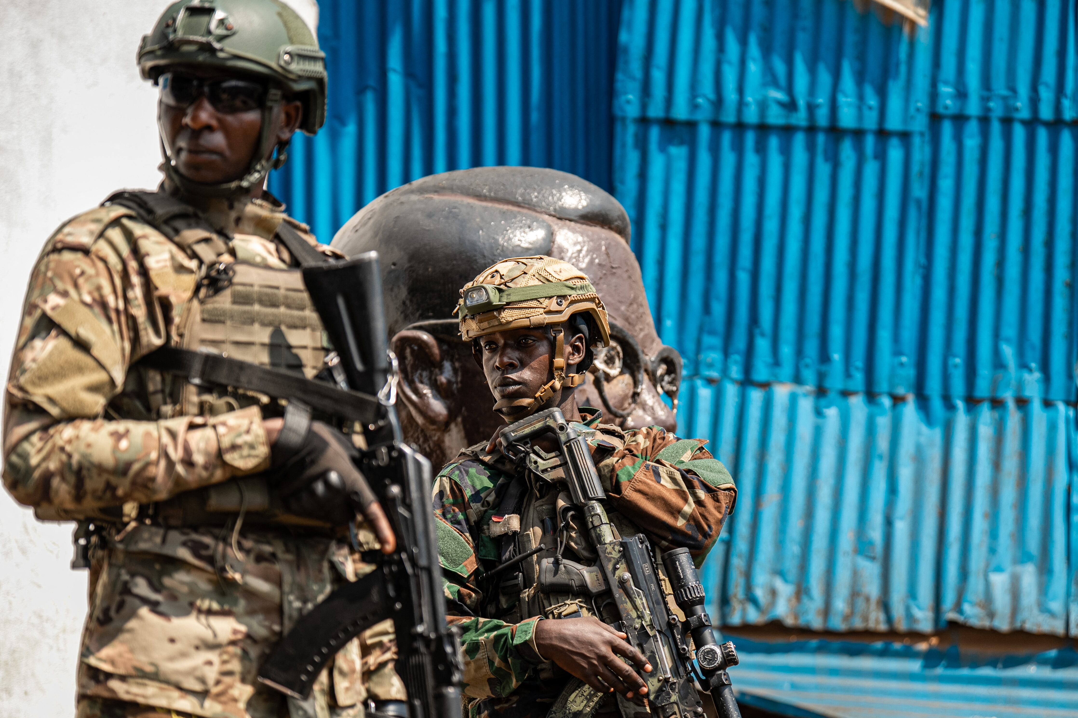 Miembros del movimiento M23 hacen guardia mientras la gente se reúne en la Plaza de la Independencia en Bukavu el 27 de febrero de 2025. (AFP).