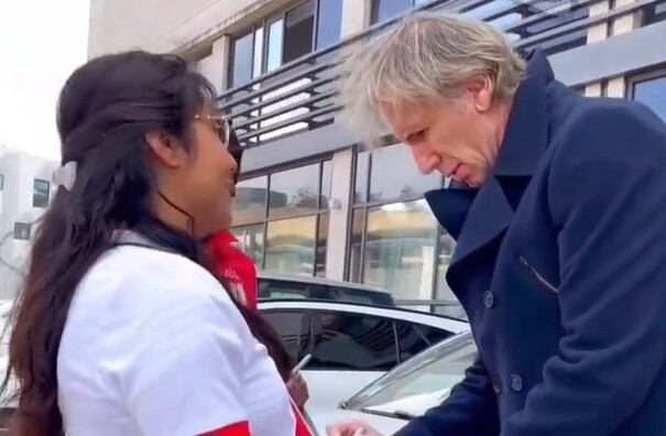 El entrenador de la selección chilena firmó una camiseta de la selección peruana en Francia.
