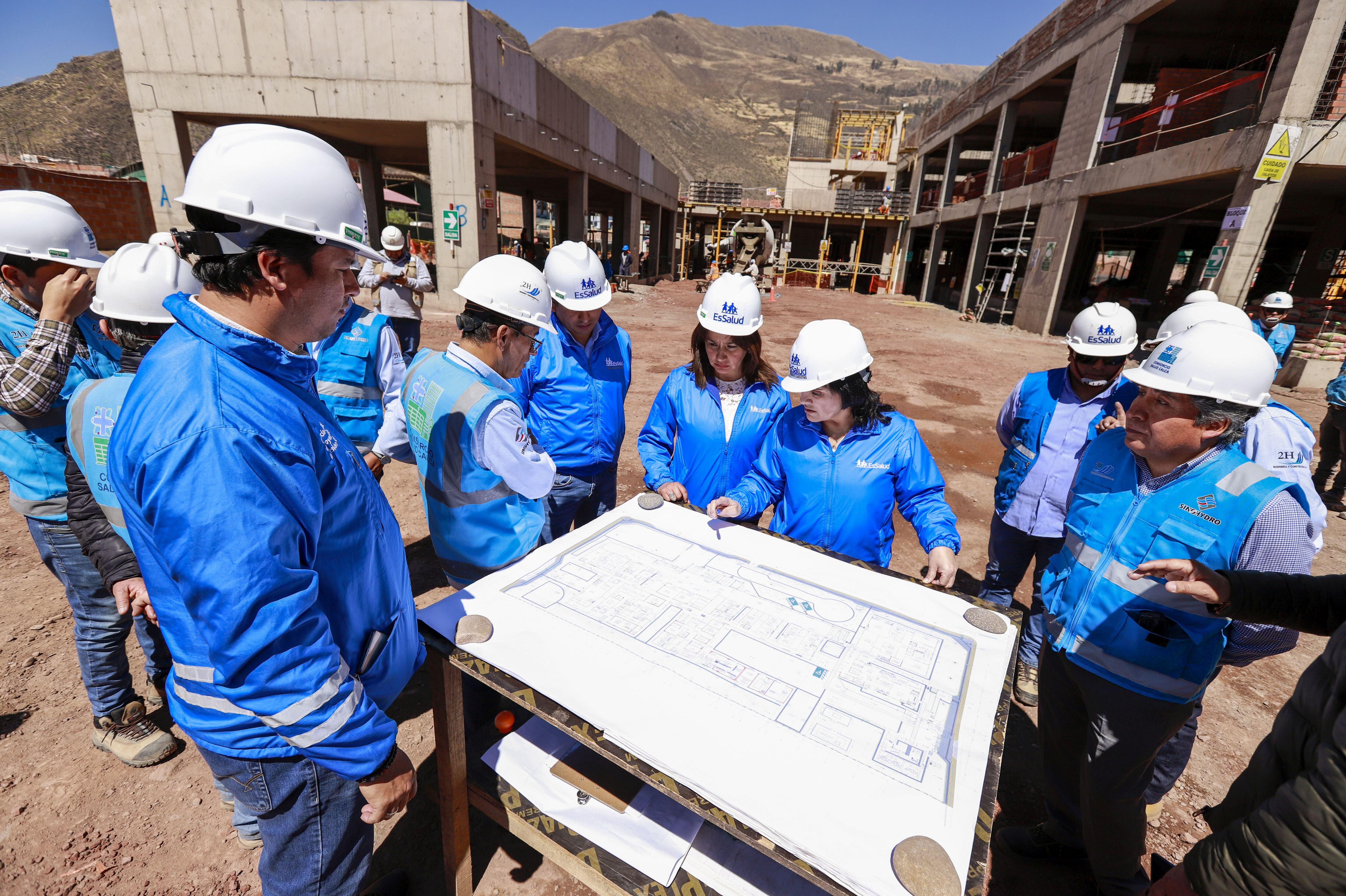 La infraestructura hospitalaria es edificada en un terreno de 6457.23 metros cuadrados, contará con tres niveles, 16 consultorios y un tópico de urgencias, y ofrecerá los servicios de medicina física y rehabilitación y farmacia, entre otros.