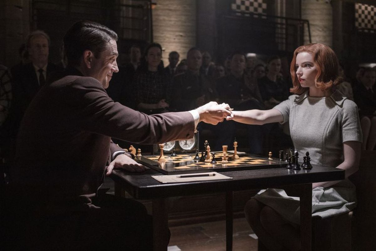 “Gambito de dama” sigue la vida de una niña de un orfanato que descubre que tiene un increíble don para el ajedrez (Foto: Netflix)