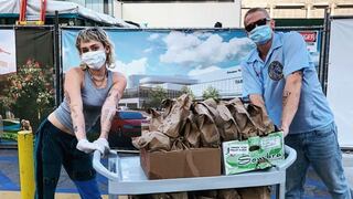 Miley Cyrus y Cody Simpson entregan comida a personal médico [VIDEO]