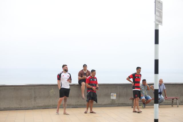 La ciudad ha empezado a sentir el ambiente festivo y la intensidad de la rivalidad brasileña, con los primeros grupos de seguidores luciendo los colores rojo y negro del "Mengão" y el verde del "Verdão".