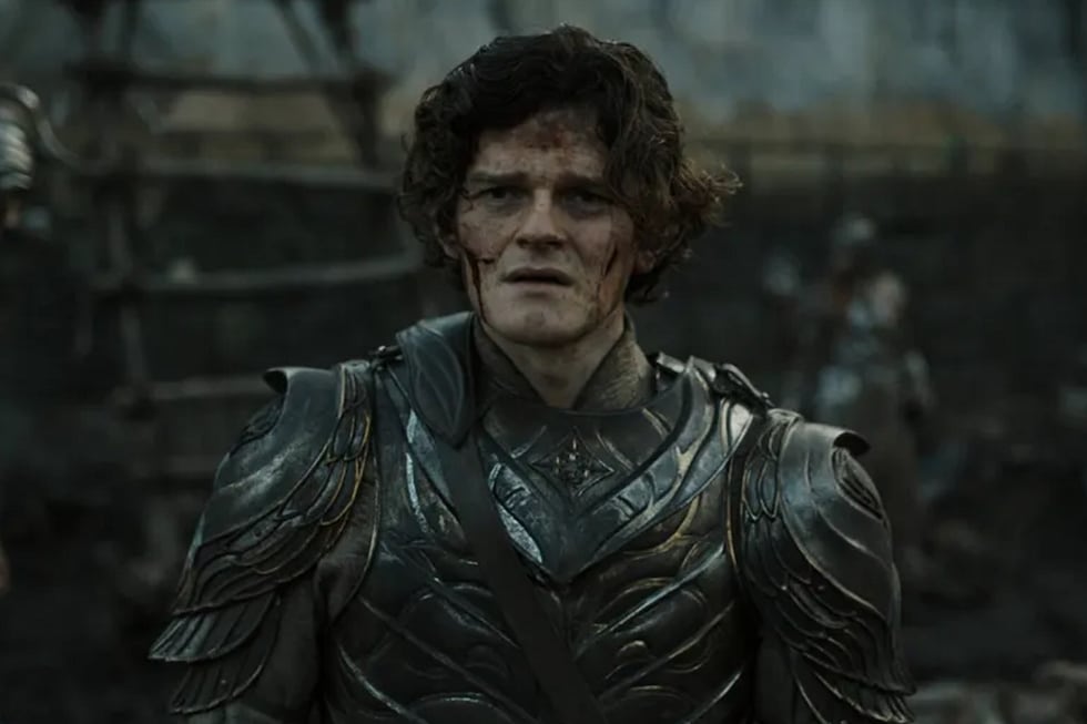 Aramayo como Elrond en The Lord of the Rings: The Rings of Power, la superproducción de Amazon que lo consolidó como rostro internacional dentro del universo creado por J. R. R. Tolkien. (Foto: Amazon Prime Video)