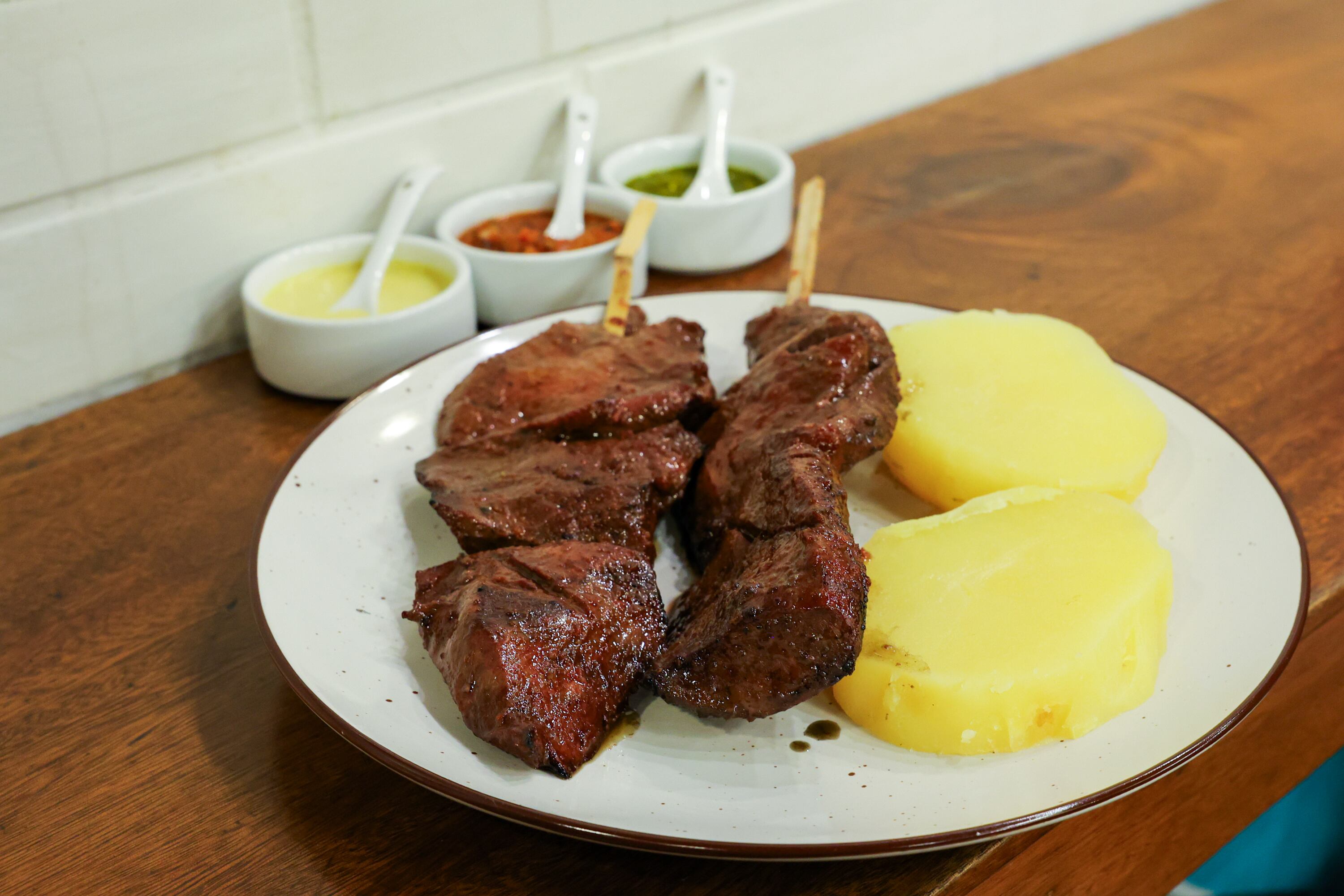 Una porción de anticuchos con papas sancochadas cuesta S/ 33.