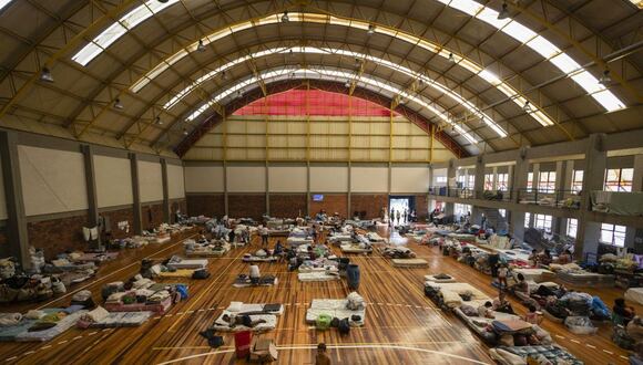 Personas afectadas por las inundaciones se resguardan en un albergue, en el campo deportivo CETE, en el barrio de Menino Deus en Porto Alegre (Brasil). Foto: EFE/ Isaac Fontana