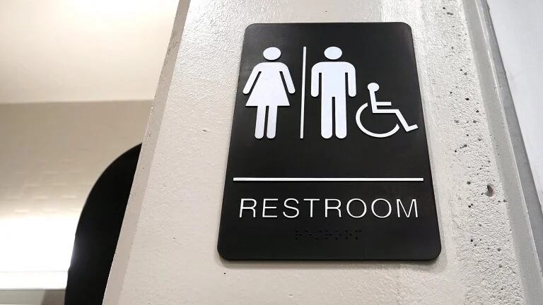 El gobernador de California firma una ley que exige baños neutros en cuanto al género en las escuelas para 2026. (Keith Myers/The Kansas City Star vía AP, archivo).
