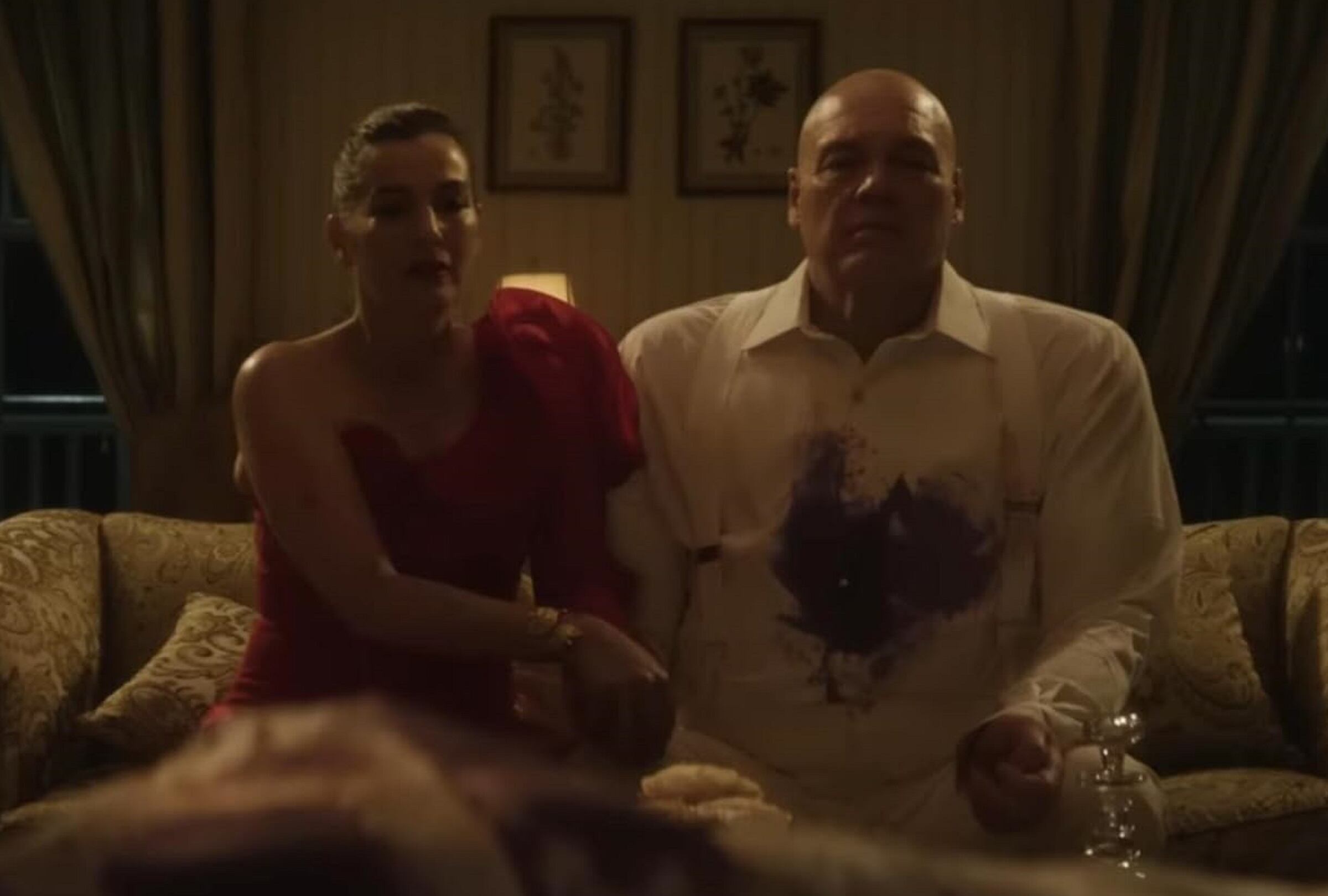 Vanessa (Ayelet Zurer) y Wilson Fisk (Vincent D'Onofrio) tras el atentando de Poindexter en el último episodio de la primera temporada de "Daredevil: Born Again" (Foto: Marvel Studios/ Disney+)