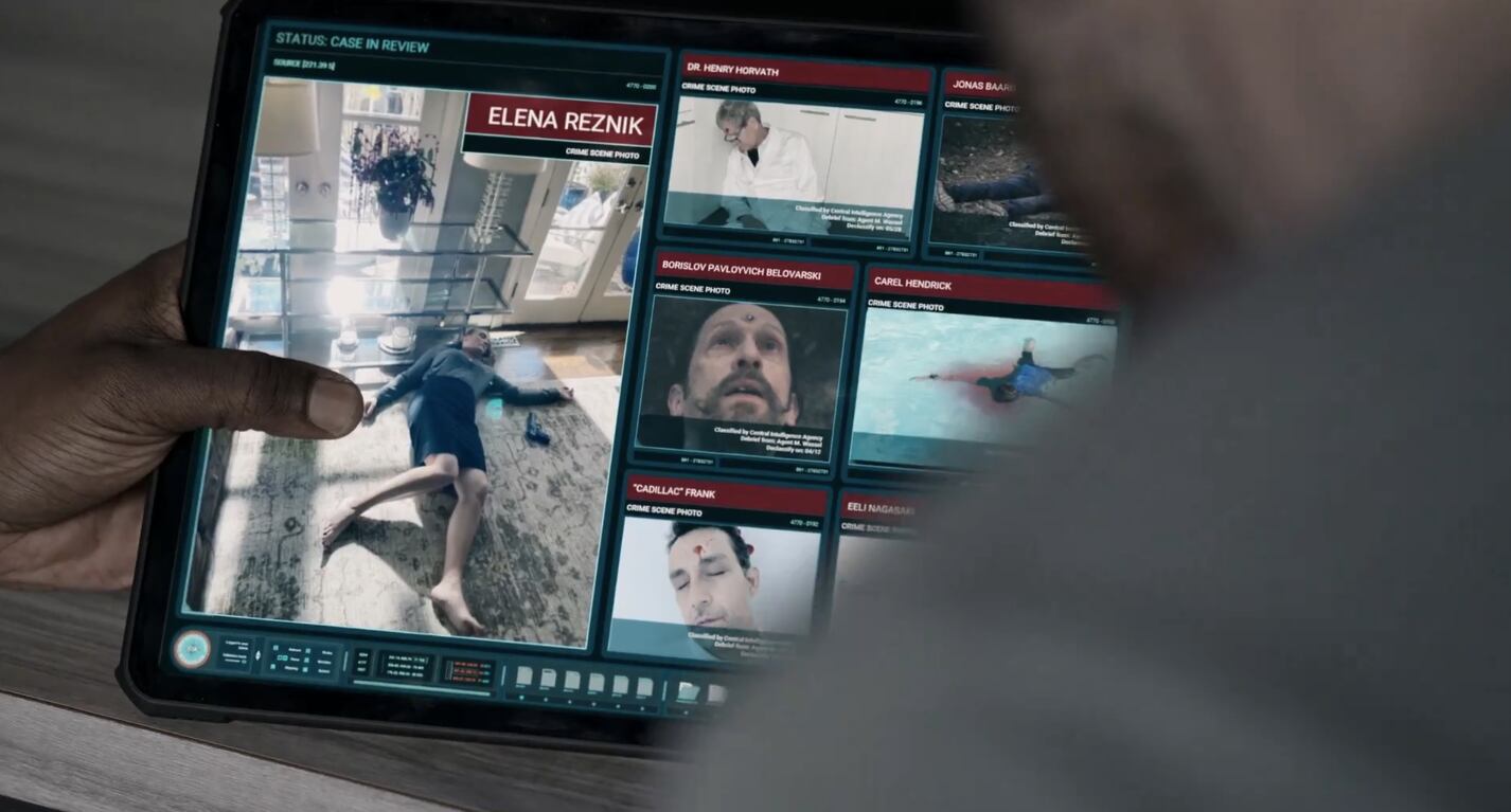 Las fotos de todos los asesinatos cometidos por la agente Rhodes revelaron el código de la maleta en "Ghosted" (Foto: Apple TV+)