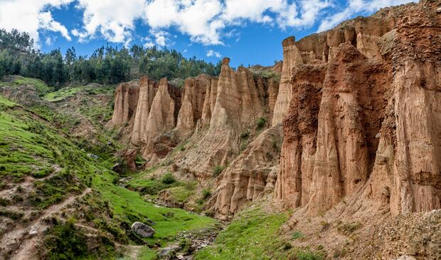Tiene el nombre de Torre Torre debido a que son formaciones rocosas largas y son de tierra arcillosa formadas por la acción erosiva del viento y de las lluvias. Miden entre 10 a 30 metros de largo. (Foto: Shutterstock).