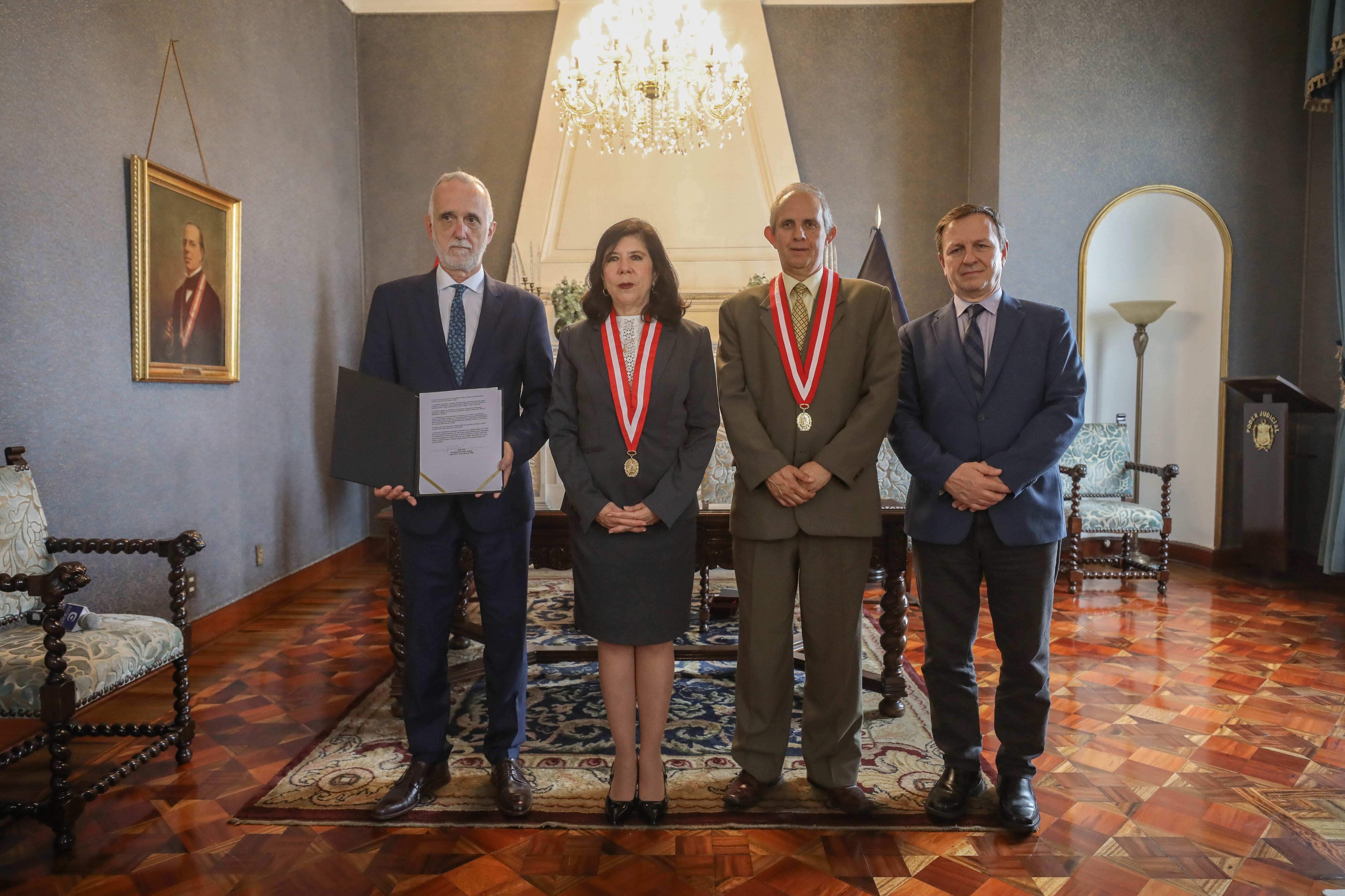 De izquierda a derecha: Carlos Jornet, representante de la SIP; Janet Tello, presidenta del Poder Judicial; Ramiro Bustamante Zegarra, juez supremo; y Carlos Lauría, director ejecutivo de la SIP. (Foto: Britanie Arroyo / El Comercio)