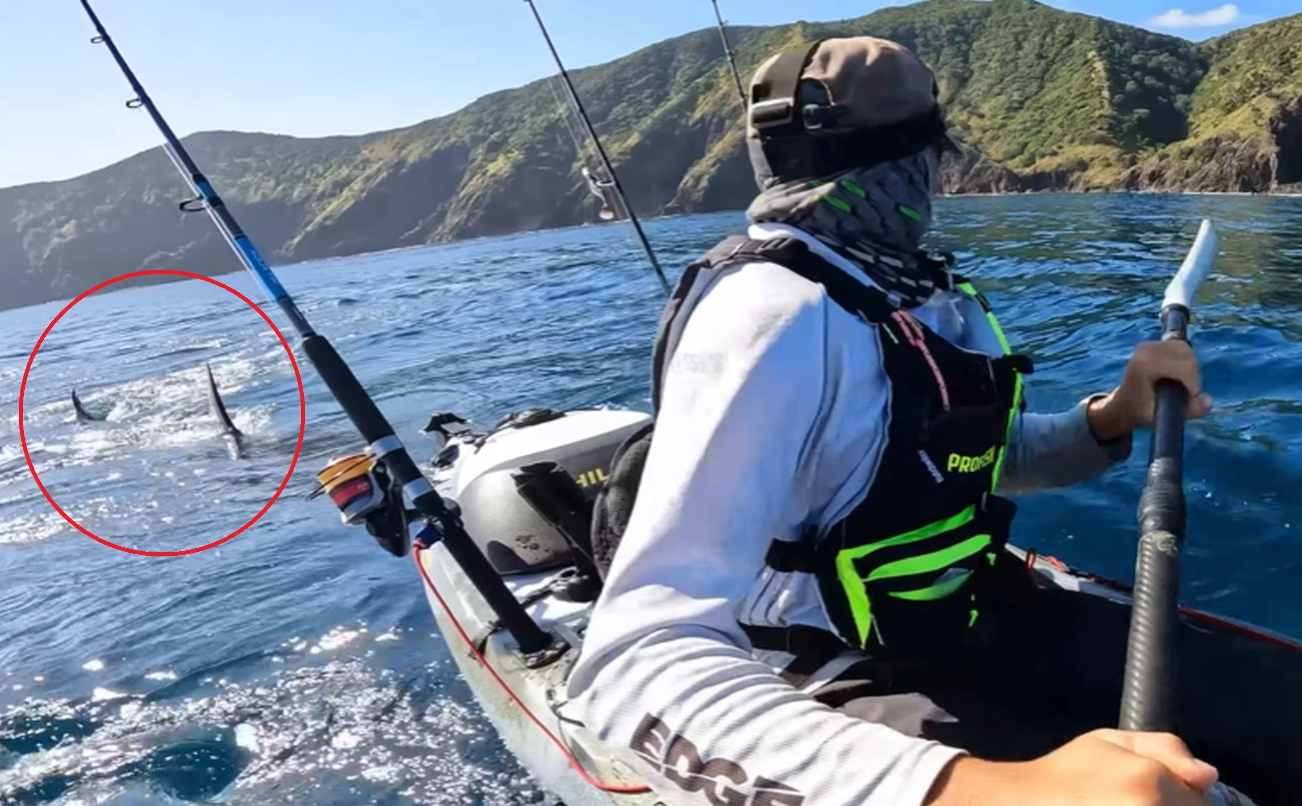 Matthew John Patrick Wells, apenas notó la presencia del tiburón blanco, decidió marcharse del lugar. Mientras se iba, se dio cuenta que estaba siendo perseguido por el animal. (Foto: Nomadic Kayak Fishing / YouTube)