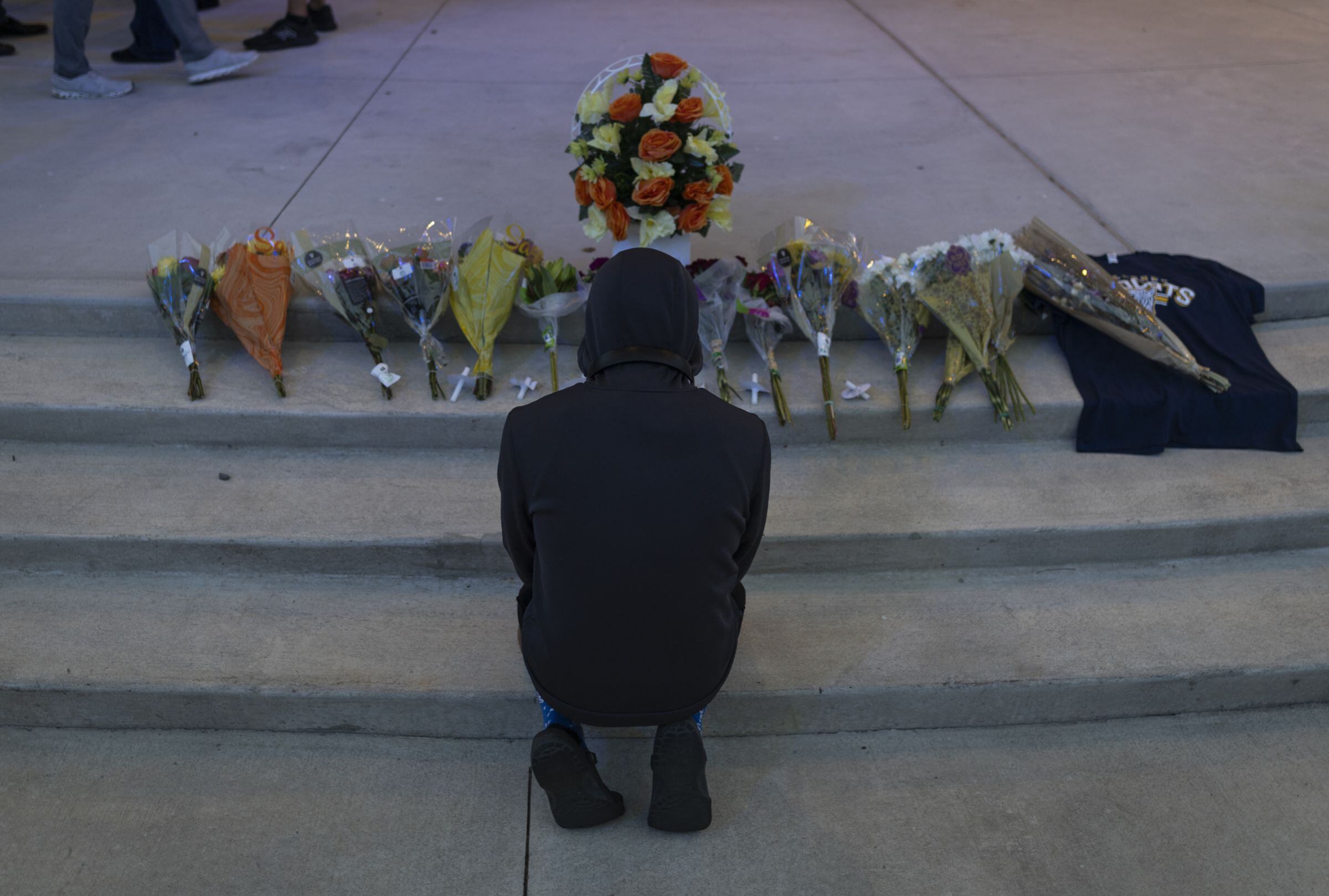 Una persona reza durante una vigilia por las víctimas del tiroteo en la escuela secundaria Apalachee en Jug Tavern Park en Winder, Georgia, el 4 de septiembre de 2024 (Foto: Cristian Monterrosa / AFP)