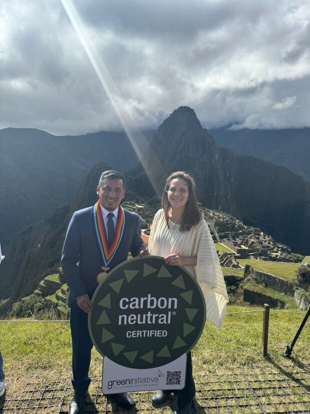 Luciana Visnevski con Elvis La Torre, alcalde del distrito de Machu Picchu.
