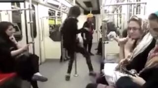 YouTube: Joven desafía las leyes de Irán con baile en el metro