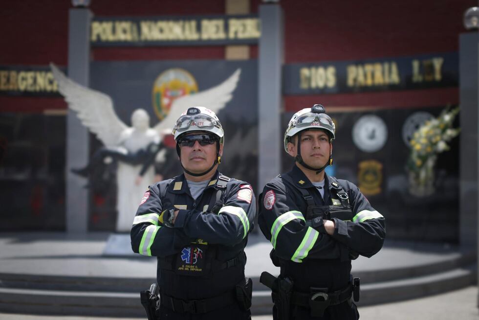 El comandante Culqui (izquierda) y el capitán Rivera (derecha) forman parte del Departamento de Operaciones Especiales en Auxilio y Rescate.