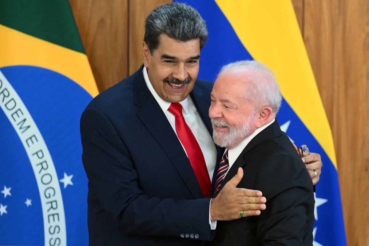 El presidente de Venezuela, Nicolás Maduro, y el presidente de Brasil, Luiz Inácio Lula da Silva, se saludan después de una conferencia de prensa conjunta en el Palacio de Planalto, en Brasilia, el 29 de mayo de 2023. (Foto de EVARISTO SA / AFP)
