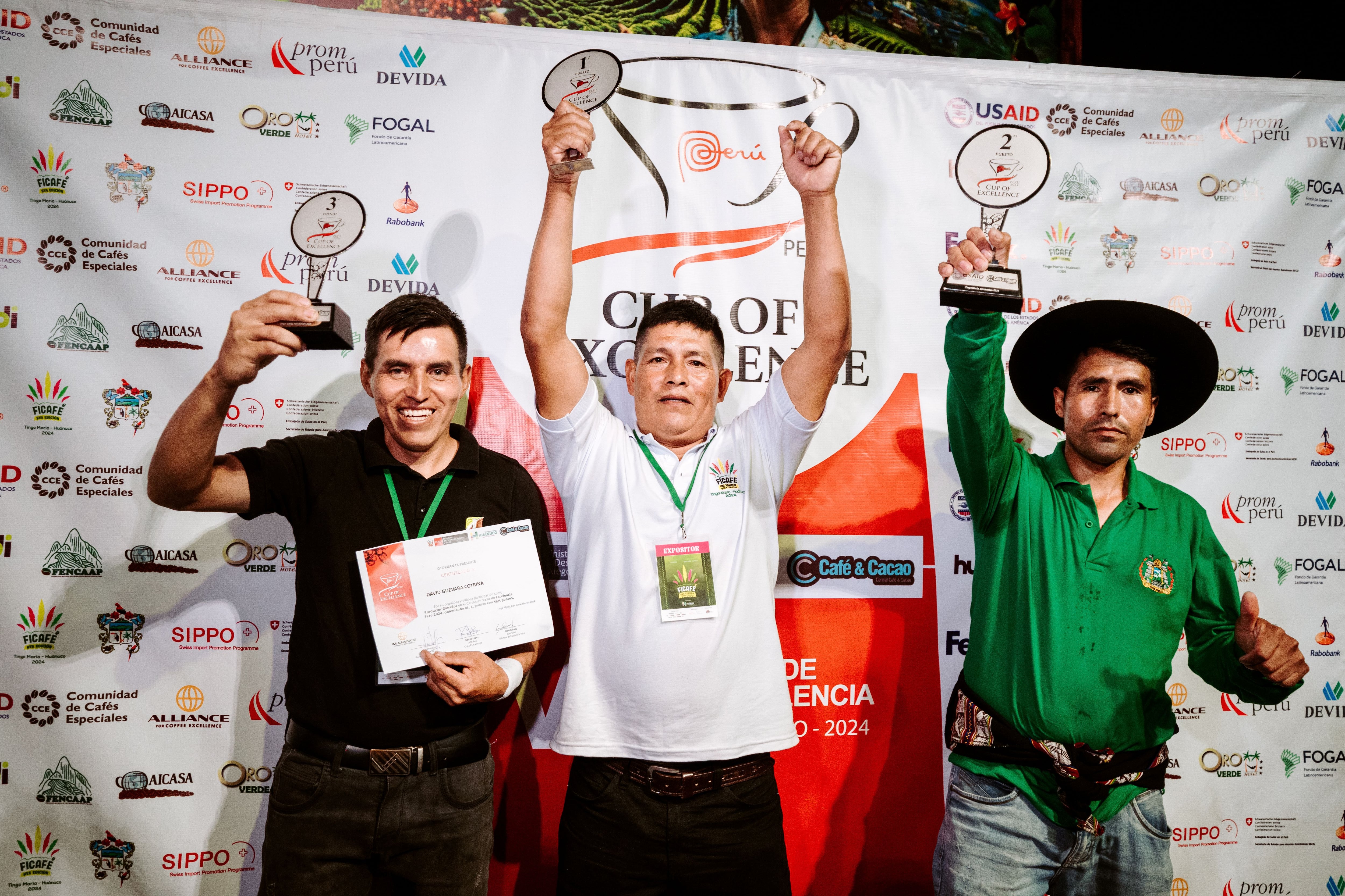 Miguel Padilla, ganador de Taza de Excelencia, junto a Wilfredo Arias Candia (segundo puesto) y David Guevara Cotrina (tercer lugar). (Foto: Taza de Excelencia Perú)