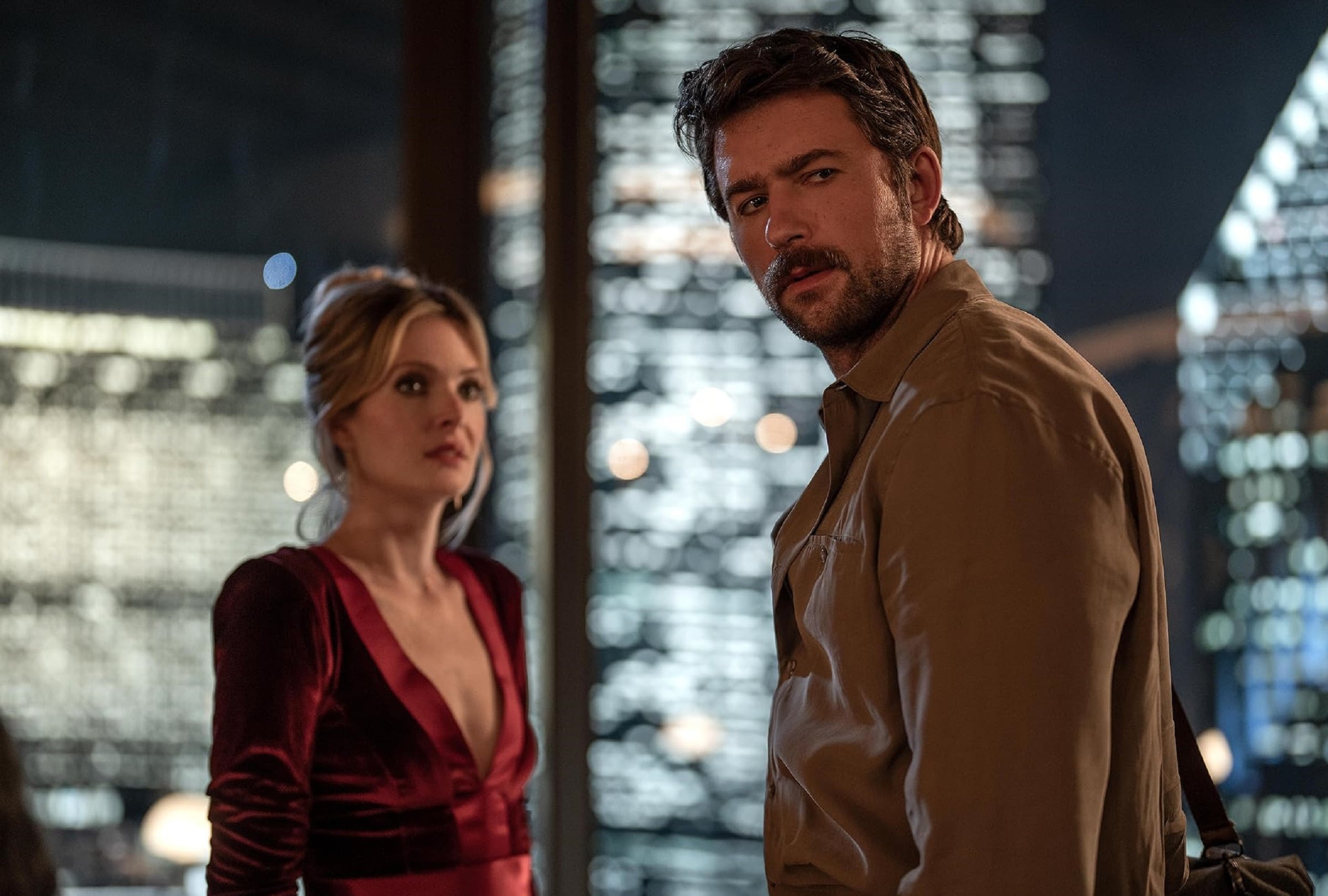 Meghann Fahy interpreta a Violet y Brandon Sklenar interpreta a Henry en el thriller "Drop: Amenaza anónima" (Foto: Universal Pictures)