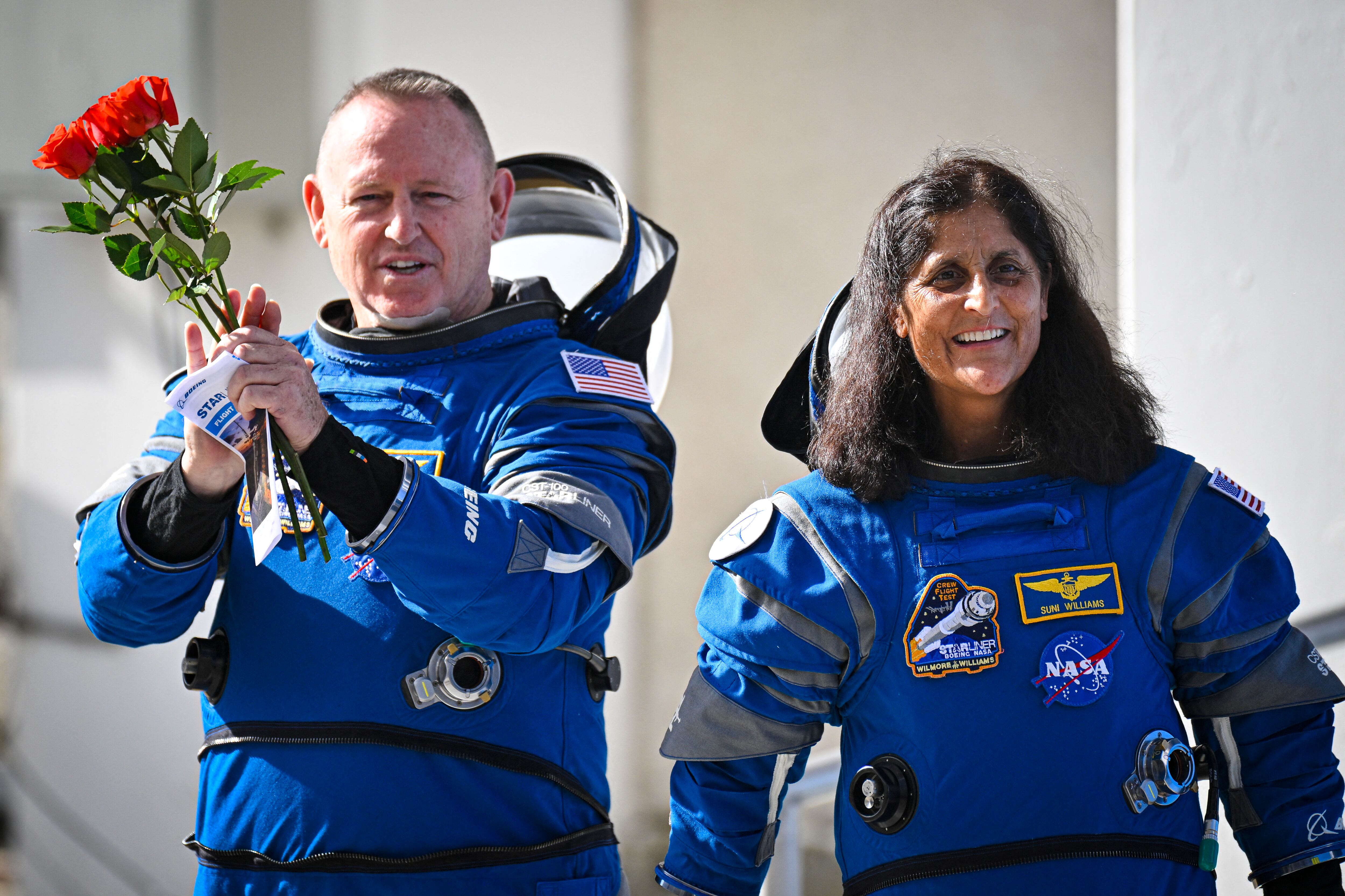 Los astronautas de la NASA Suni Williams y Butch Wilmore, con los trajes espaciales de Boeing, antes de que su vuelo en Starliner fuera postergado. (Foto: Miguel J. Rodriguez Carrillo / AFP)