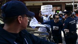 Bloquean paso al auto de Pompeo en México para pedir extradición de El Chapo | VIDEO