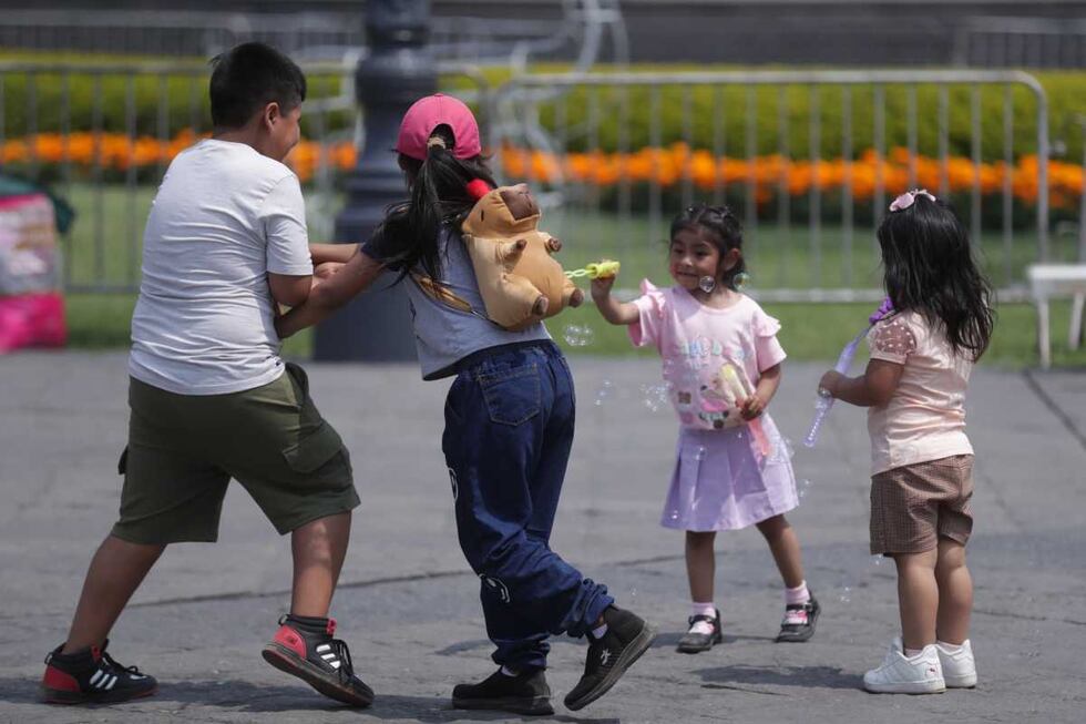 Niños juegan en la Plaza de Armas este miércoles 25 de diciembre. Fotos: Alessandro Currarino / @photo.gec