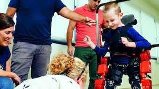 Un exoesqueleto hace real el sueño de caminar de un niño