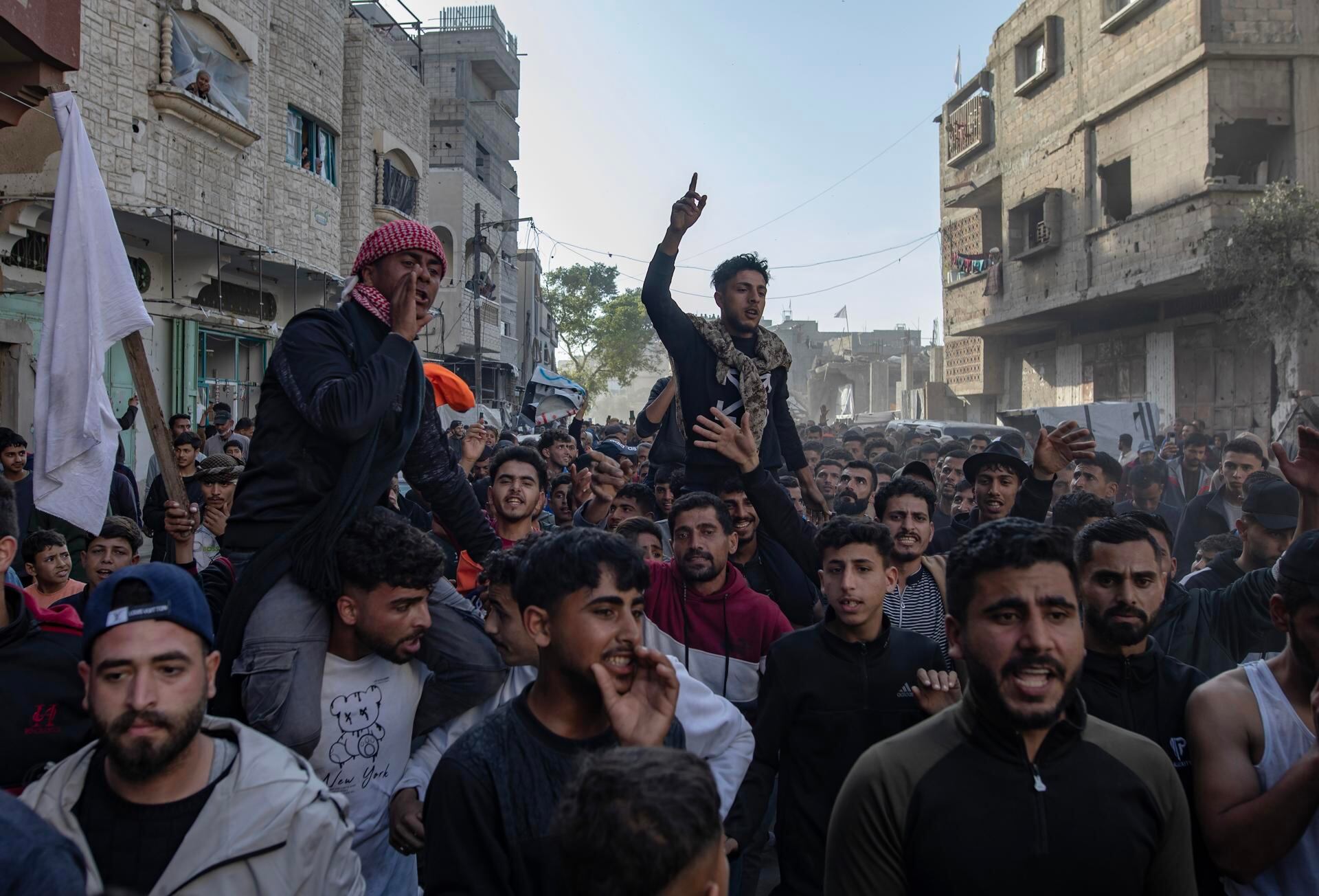 Palestinos corean consignas contra Hamás mientras se manifiestan para exigir el fin de la guerra en Beit Lahia, norte de la Franja de Gaza, el 26 de marzo de 2025. (EFE/EPA/HAITHAM IMAD).