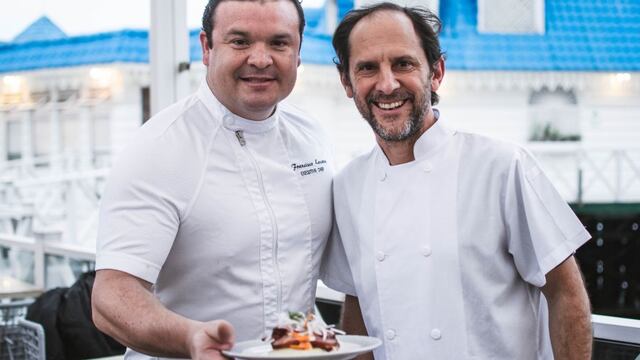 De derecha a izquierda: los chefs Francisco Lozano y Pedro Miguel Schiaffino mostrando su creación: la arepa chicharronera, cuya receta le enseñaron a 60 cocineros venezolanos como parte de campaña de Migraflix.