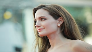 Angelina Jolie deslumbra nuevamente con un vestido de flecos 