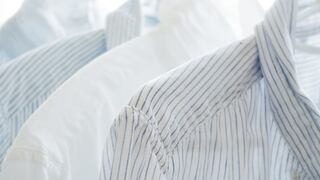 Esta es la manera más fácil de quitar arrugas de una camisa sin plancha, según un modista