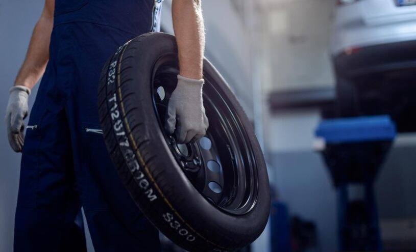 La alineación de neumáticos ajusta los ángulos de las llantas para mejorar la seguridad, el rendimiento y la eficiencia del vehículo. (Foto referencial: Freepik)