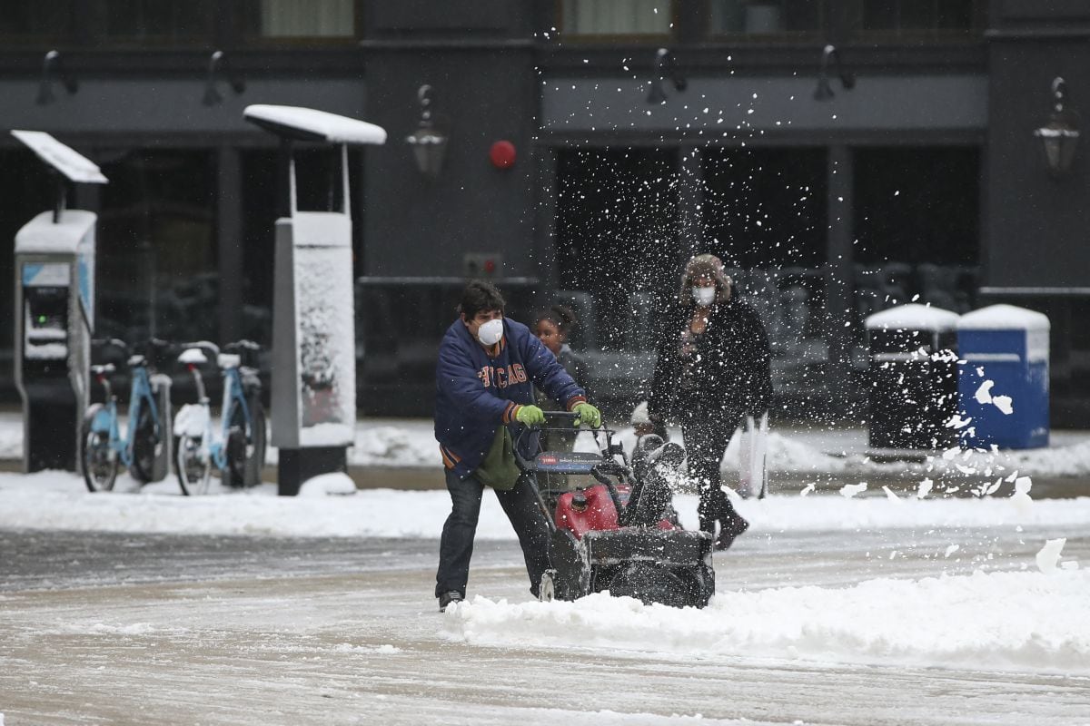 Ante las posibles nevadas intensas, hay que tener cuidado a la hora de tomar el volante y estar al tanto de actualizaciones de los servicios de transporte. (Foto: KAMIL KRZACZYNSKI / AFP)