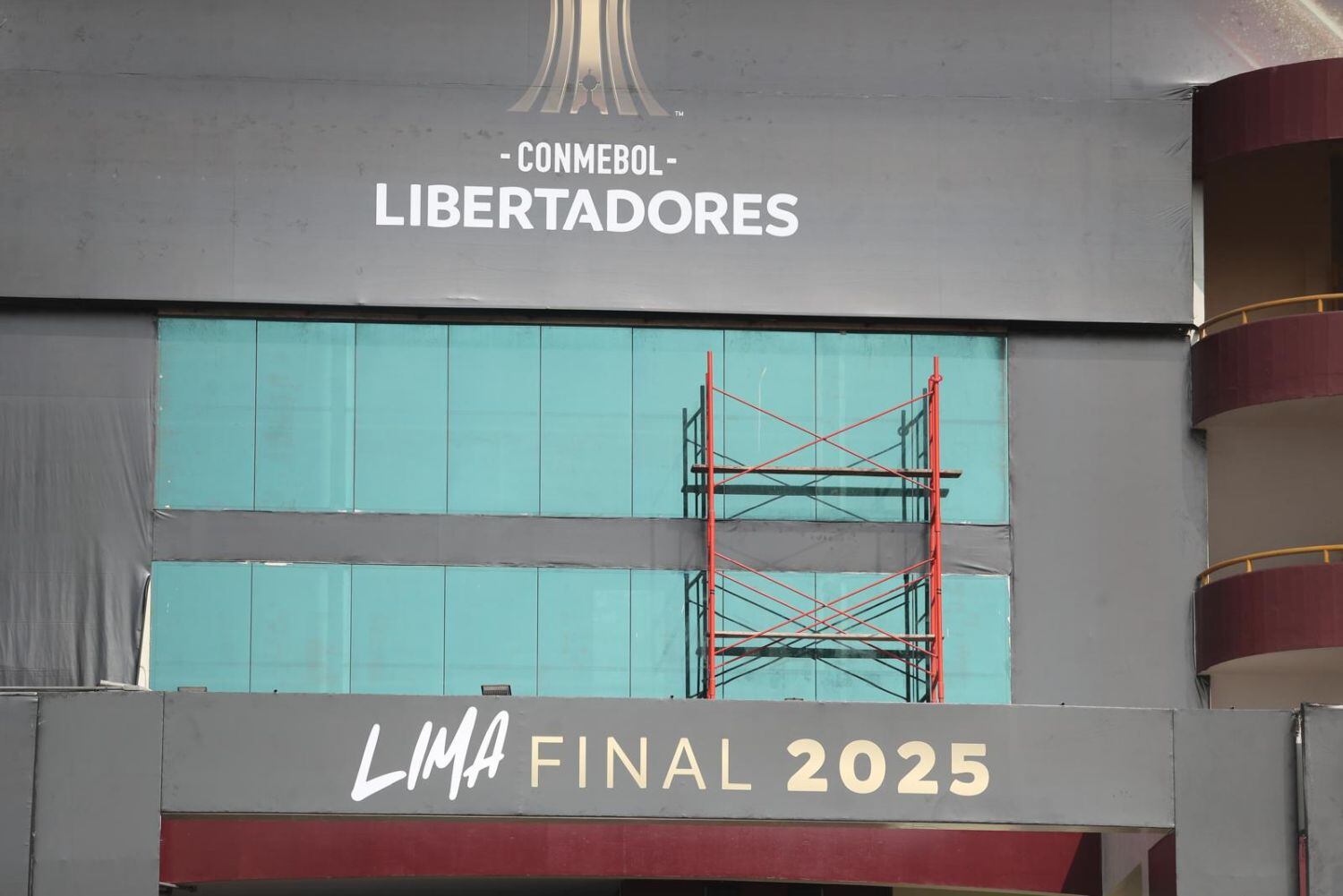 Las cabinas de transmisión, ubicadas en la parte alta de occidente, también fueron intervenidas. El detalle más significativo, sin embargo, no está a la vista del público: un ascensor que conectará directamente la cancha con la sala de conferencias de prensa. (Foto: Jesús Saucedo / GEC)