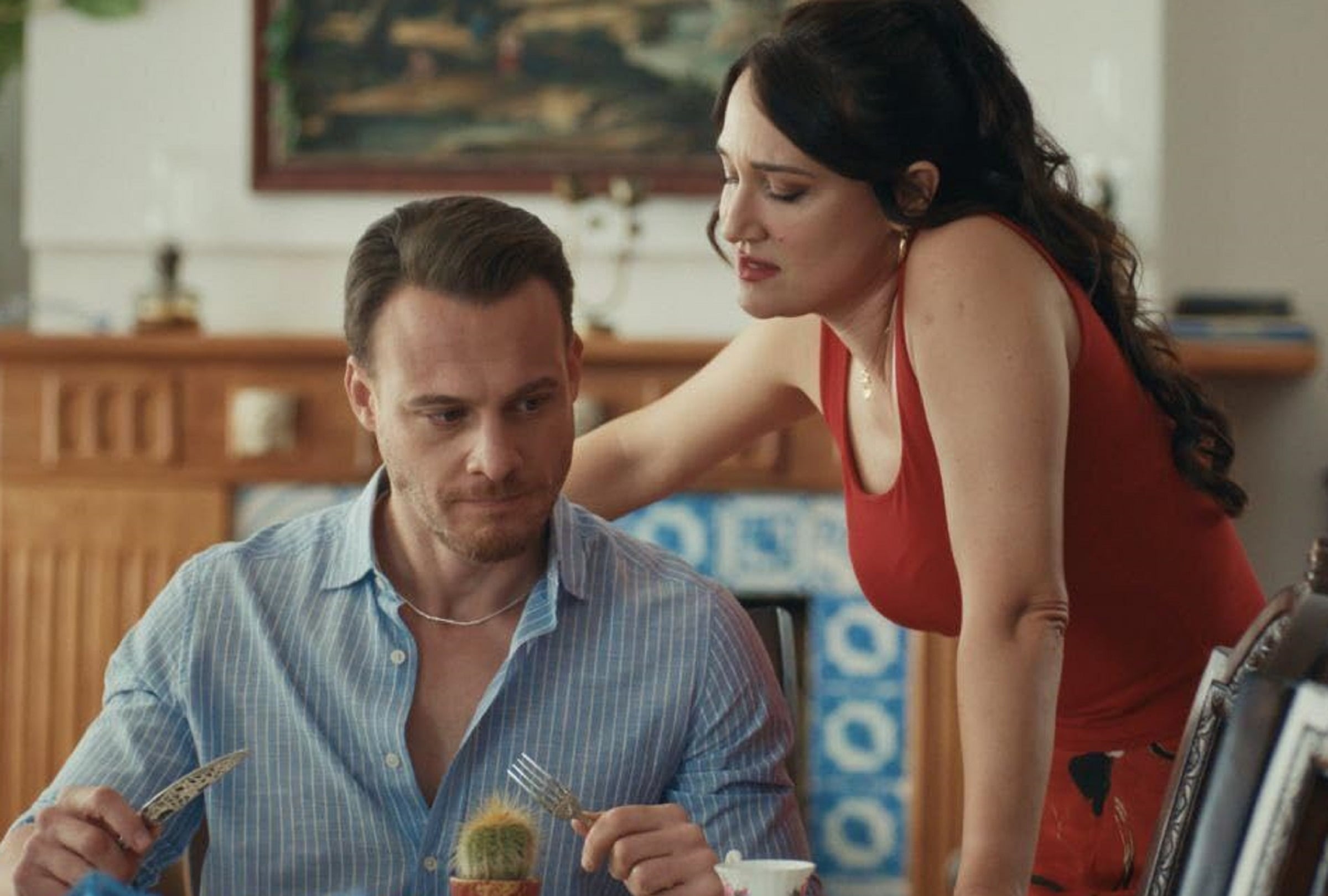 Kaan (Kerem Bürsin) intenta conquistar a Gulten (Gupse Özay) en la serie turca "Platónico: Hotel Luna Azul" (Foto: Netflix)