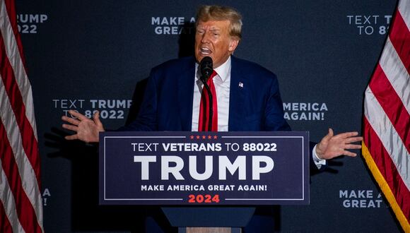 El expresidente de los Estados Unidos y aspirante a la presidencia de 2024, Donald Trump, habla durante un mitin de campaña en Windham High School en Windham, New Hampshire, el 8 de agosto de 2023. (Foto de Joseph Prezioso / AFP)