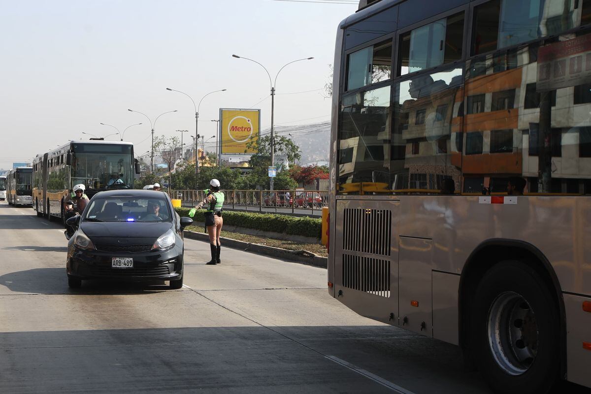 El agente policial invadió la vía exclusiva del Metropolitano, entre las estaciones Los Jazmines y Honorio Delgado. Foto: GEC