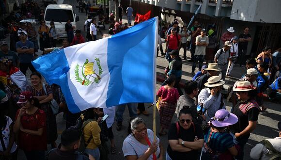 Indígenas participan en una manifestación   para exigir la renuncia de la fiscal general Consuelo Porras, en la Ciudad de Guatemala el 21 de noviembre de 2023. (Foto de Johan ORDÓÑEZ / AFP)