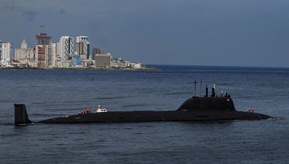 El submarino ruso de propulsión nuclear Kazán, parte del destacamento naval ruso que visita Cuba, sale del puerto de La Habana el 17 de junio de 2024. (Foto de YAMIL LAGE / AFP)